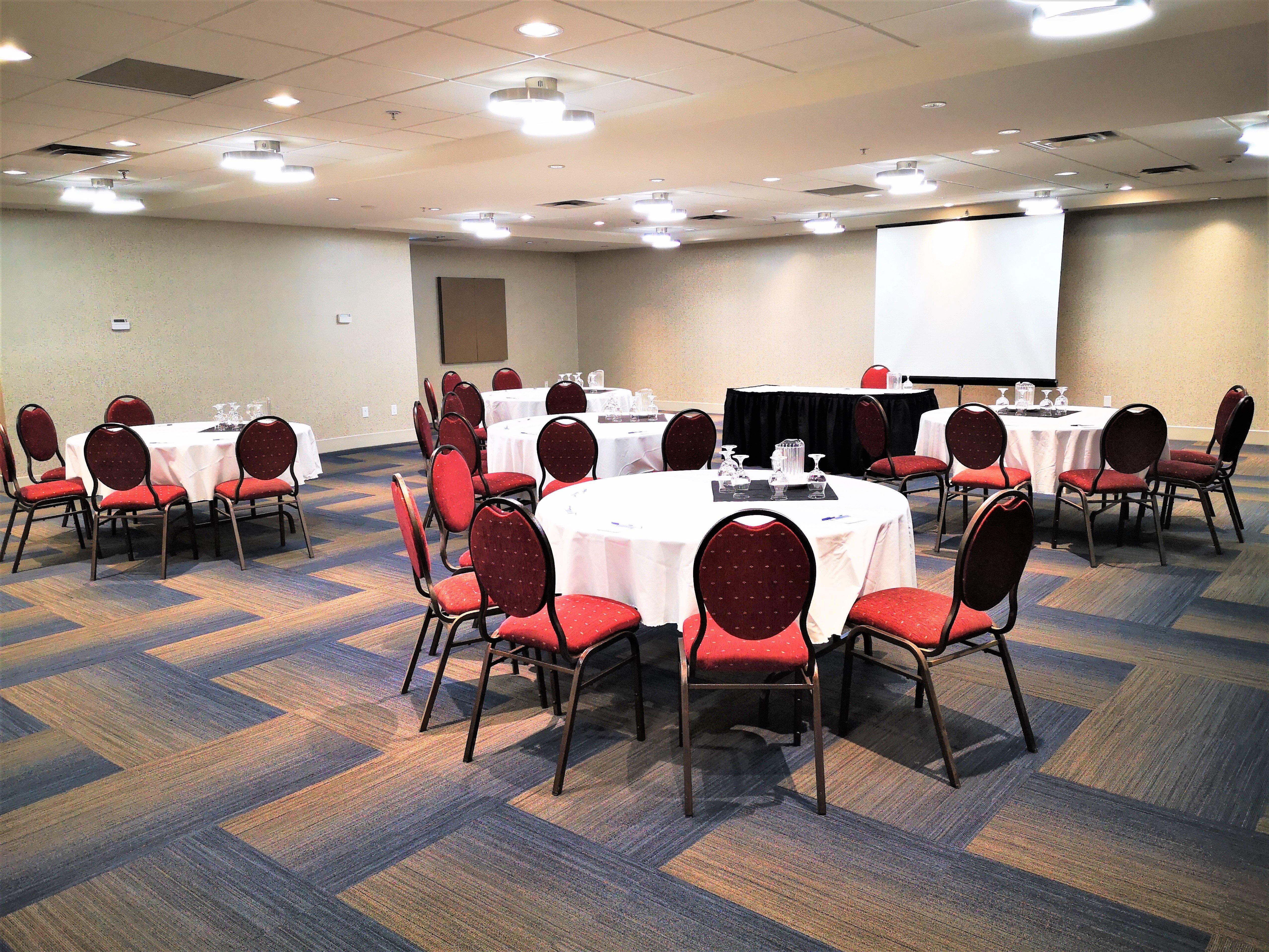 Holiday Inn Express And Suites Surrey By Ihg Exteriér fotografie