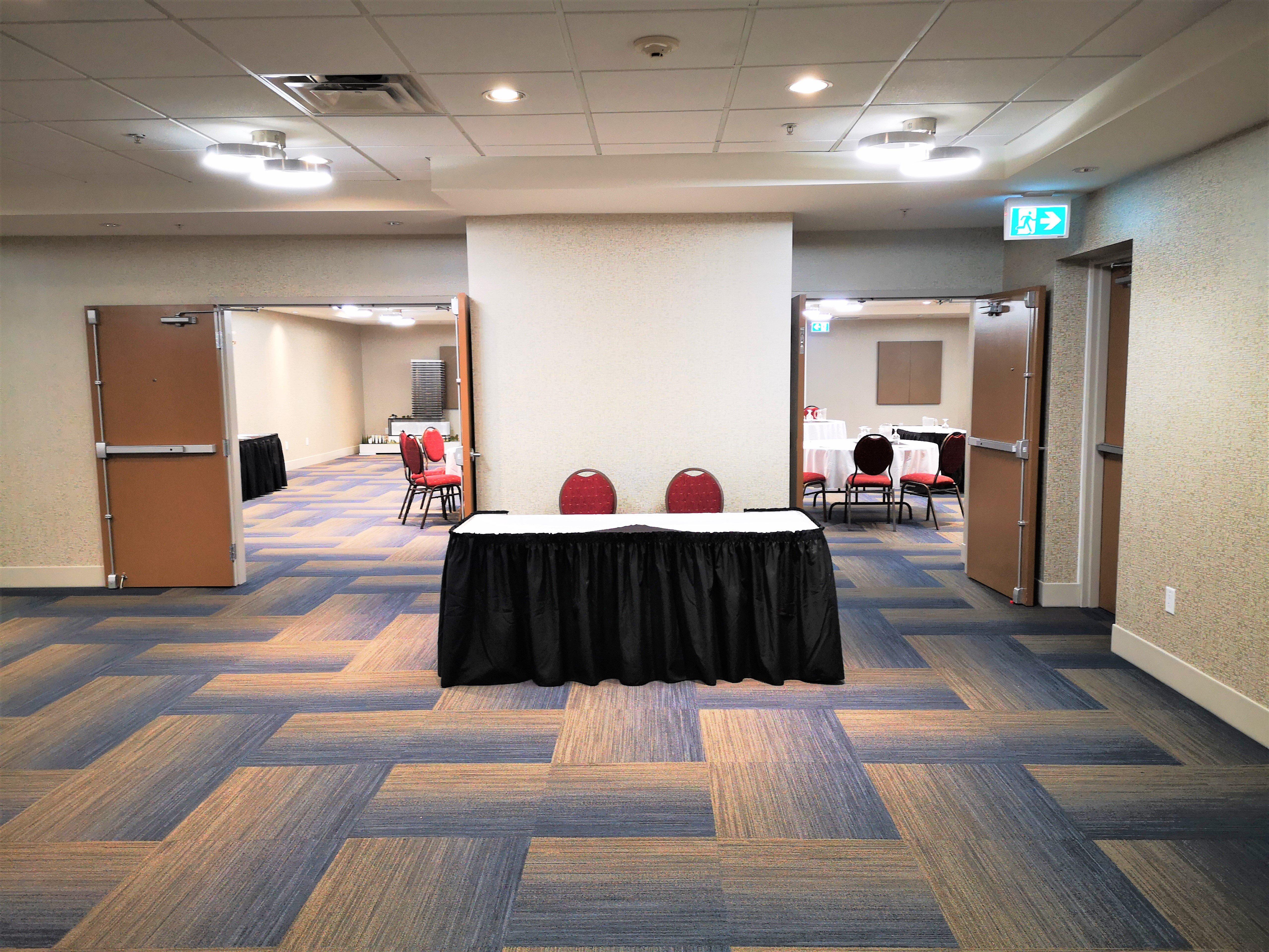 Holiday Inn Express And Suites Surrey By Ihg Exteriér fotografie
