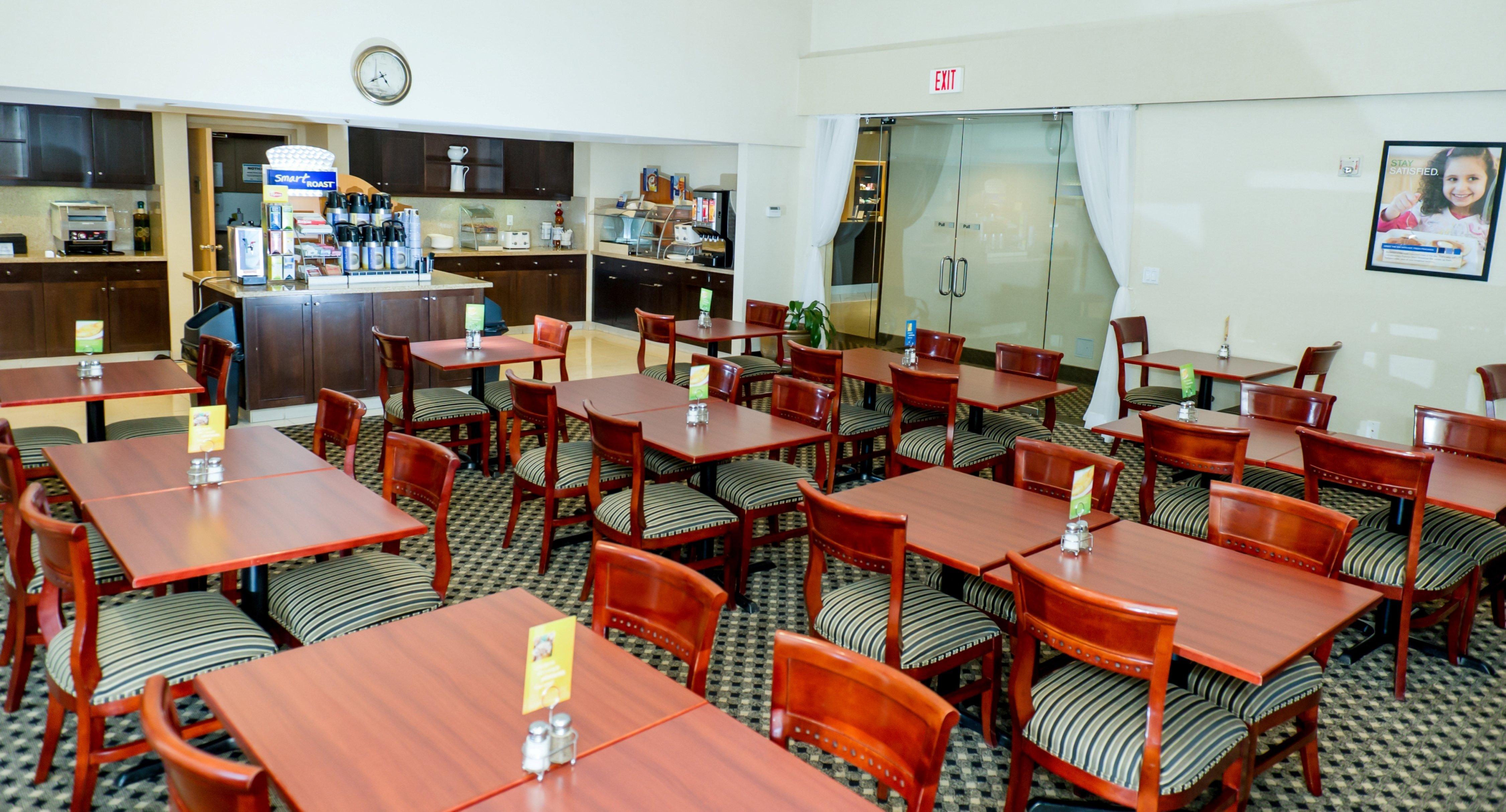 Holiday Inn Express And Suites Surrey By Ihg Exteriér fotografie