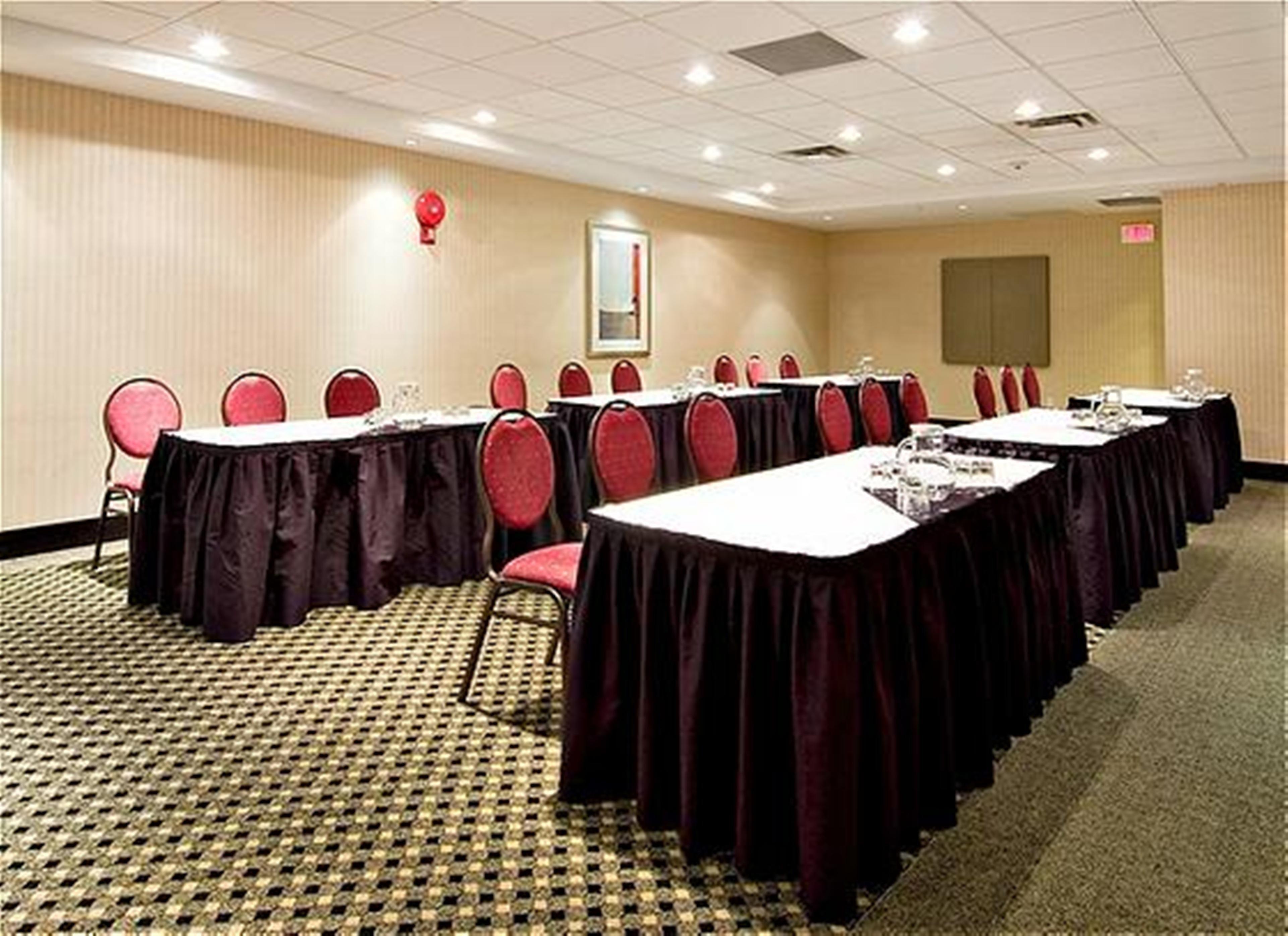 Holiday Inn Express And Suites Surrey By Ihg Exteriér fotografie