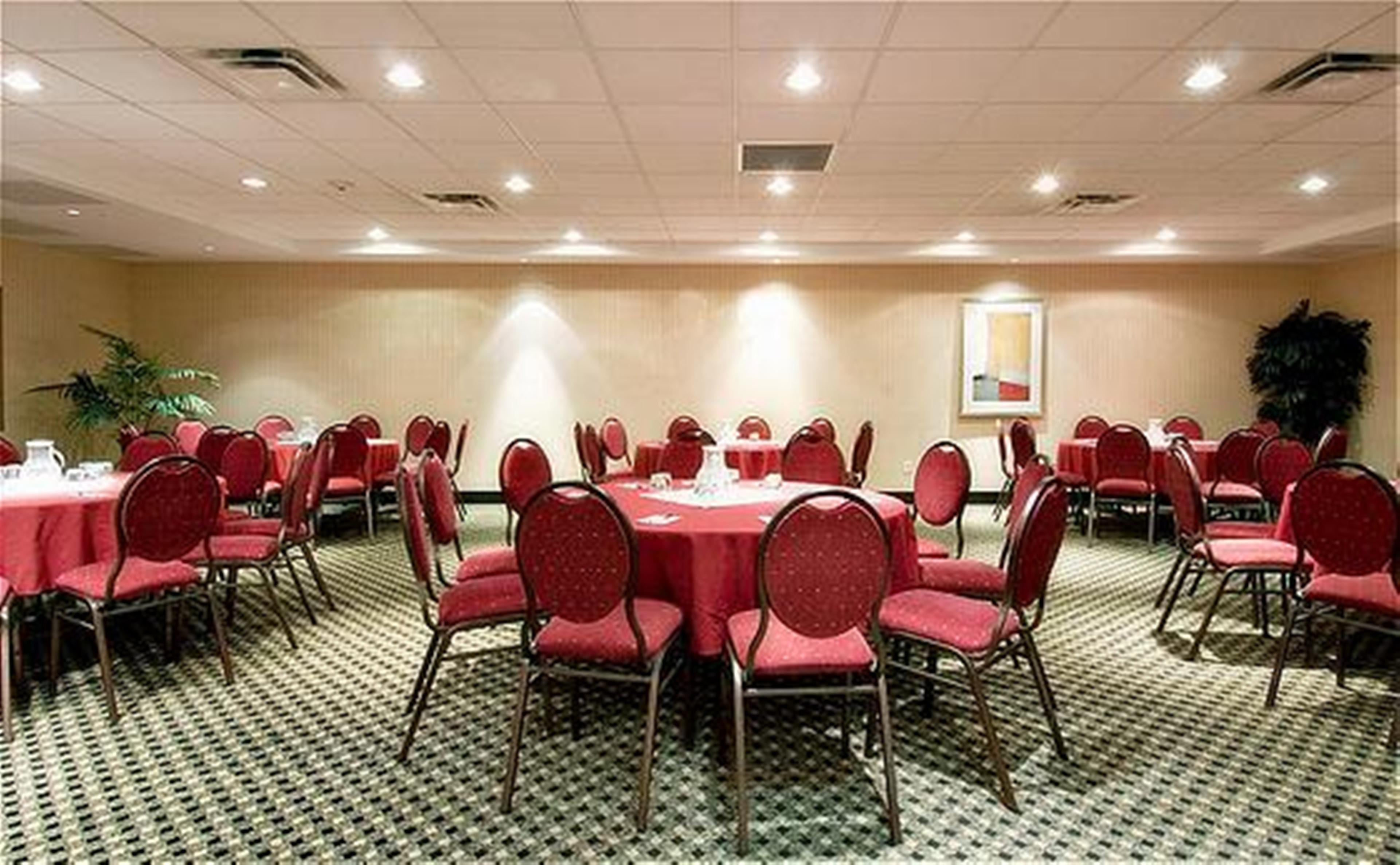 Holiday Inn Express And Suites Surrey By Ihg Exteriér fotografie