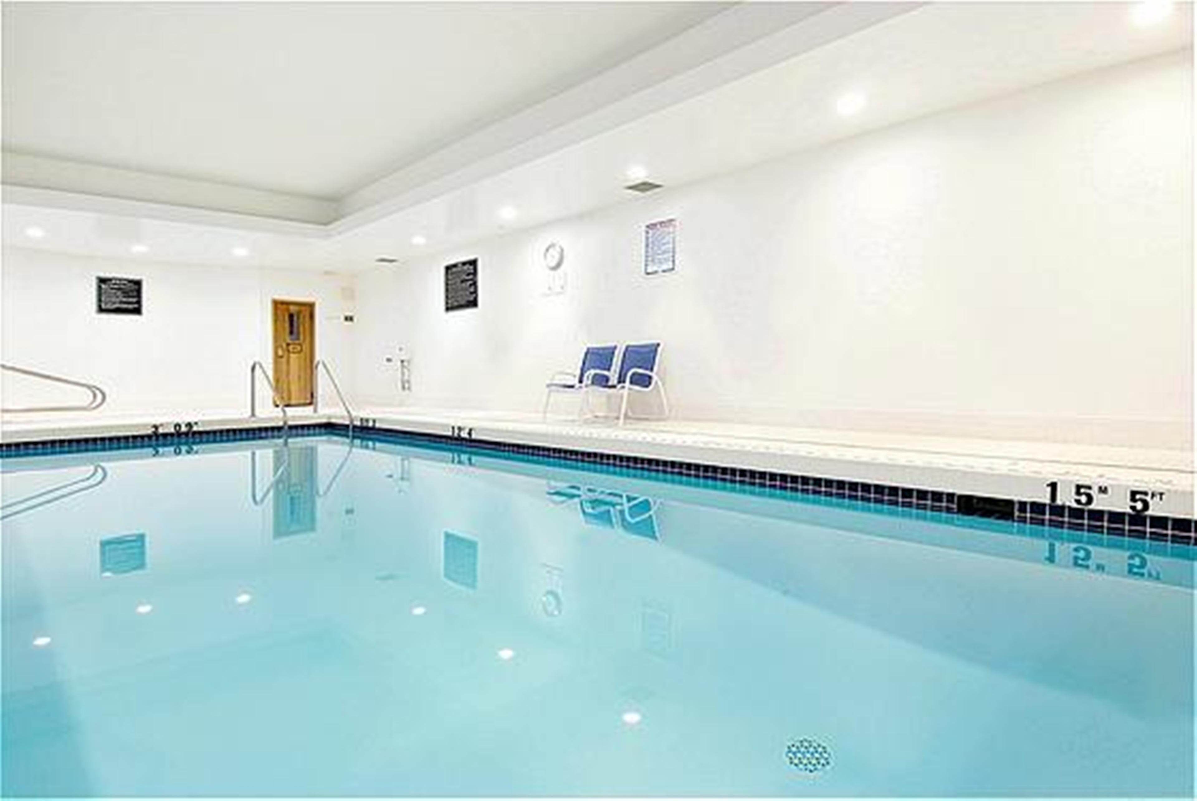 Holiday Inn Express And Suites Surrey By Ihg Exteriér fotografie