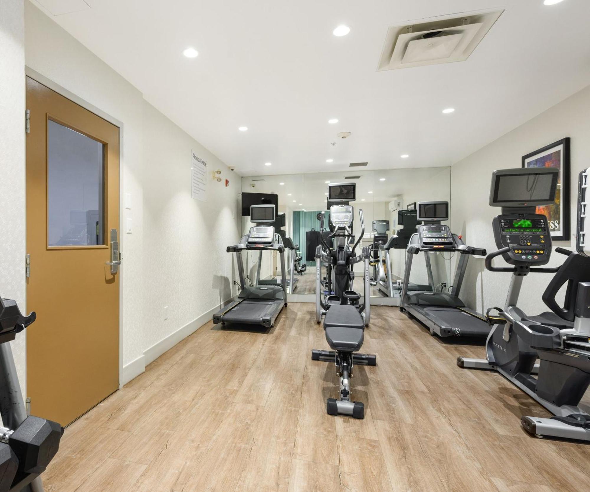 Holiday Inn Express And Suites Surrey By Ihg Exteriér fotografie