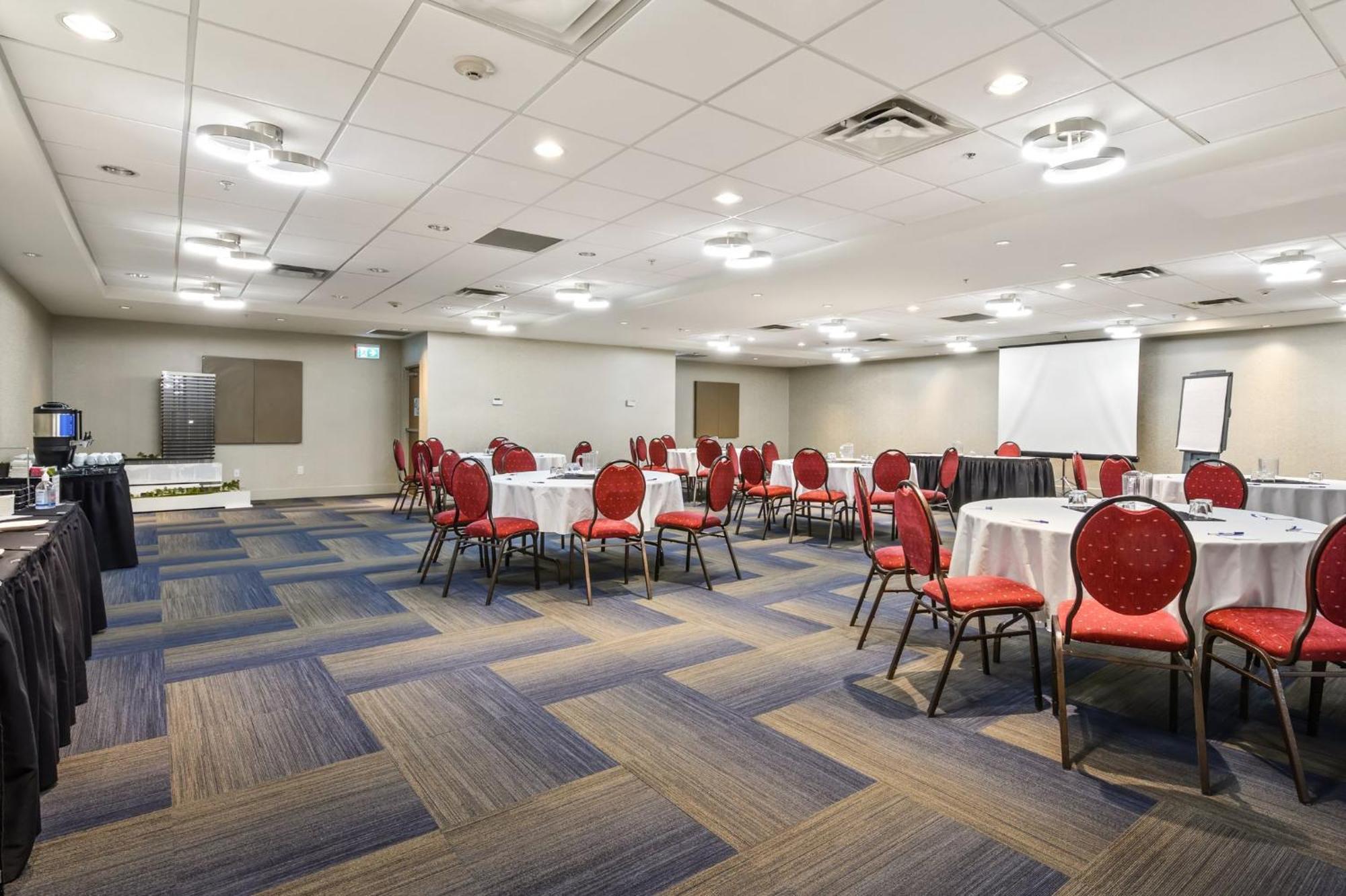 Holiday Inn Express And Suites Surrey By Ihg Exteriér fotografie