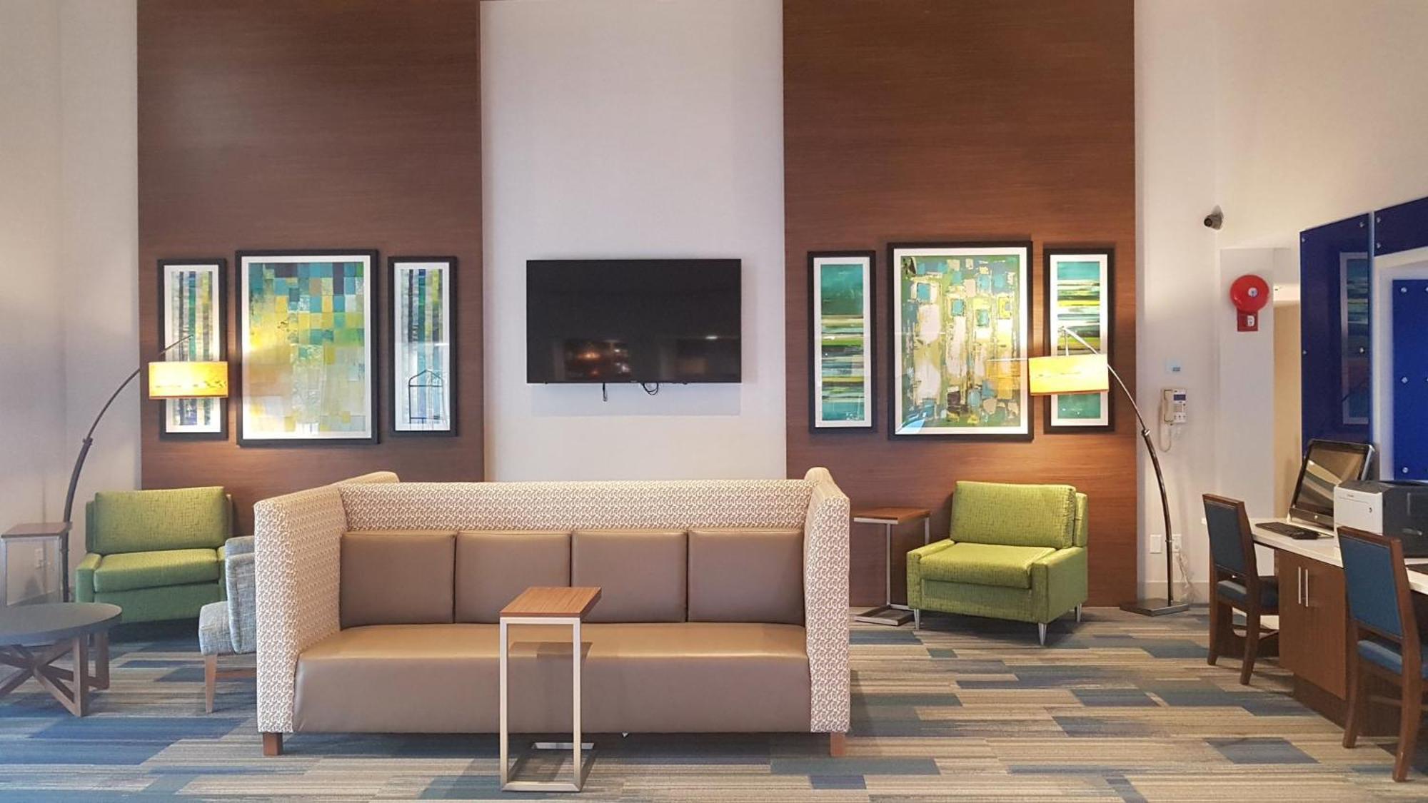 Holiday Inn Express And Suites Surrey By Ihg Exteriér fotografie