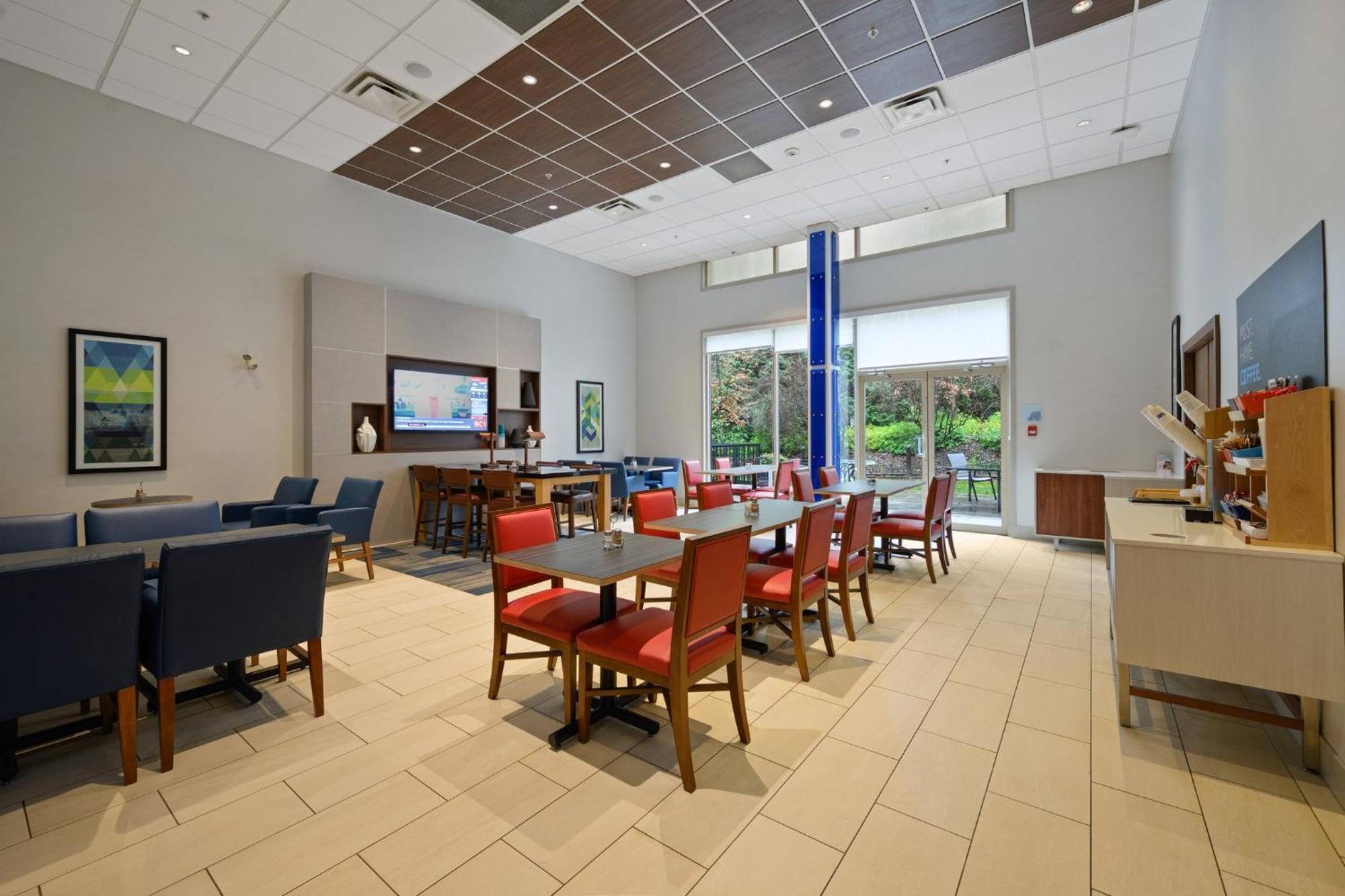Holiday Inn Express And Suites Surrey By Ihg Exteriér fotografie