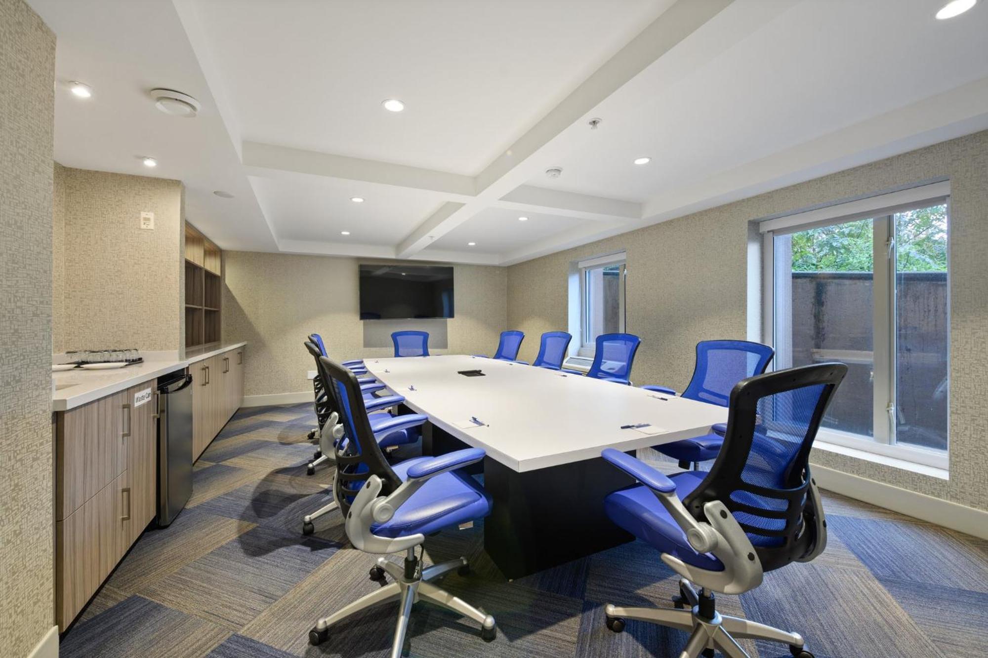 Holiday Inn Express And Suites Surrey By Ihg Exteriér fotografie