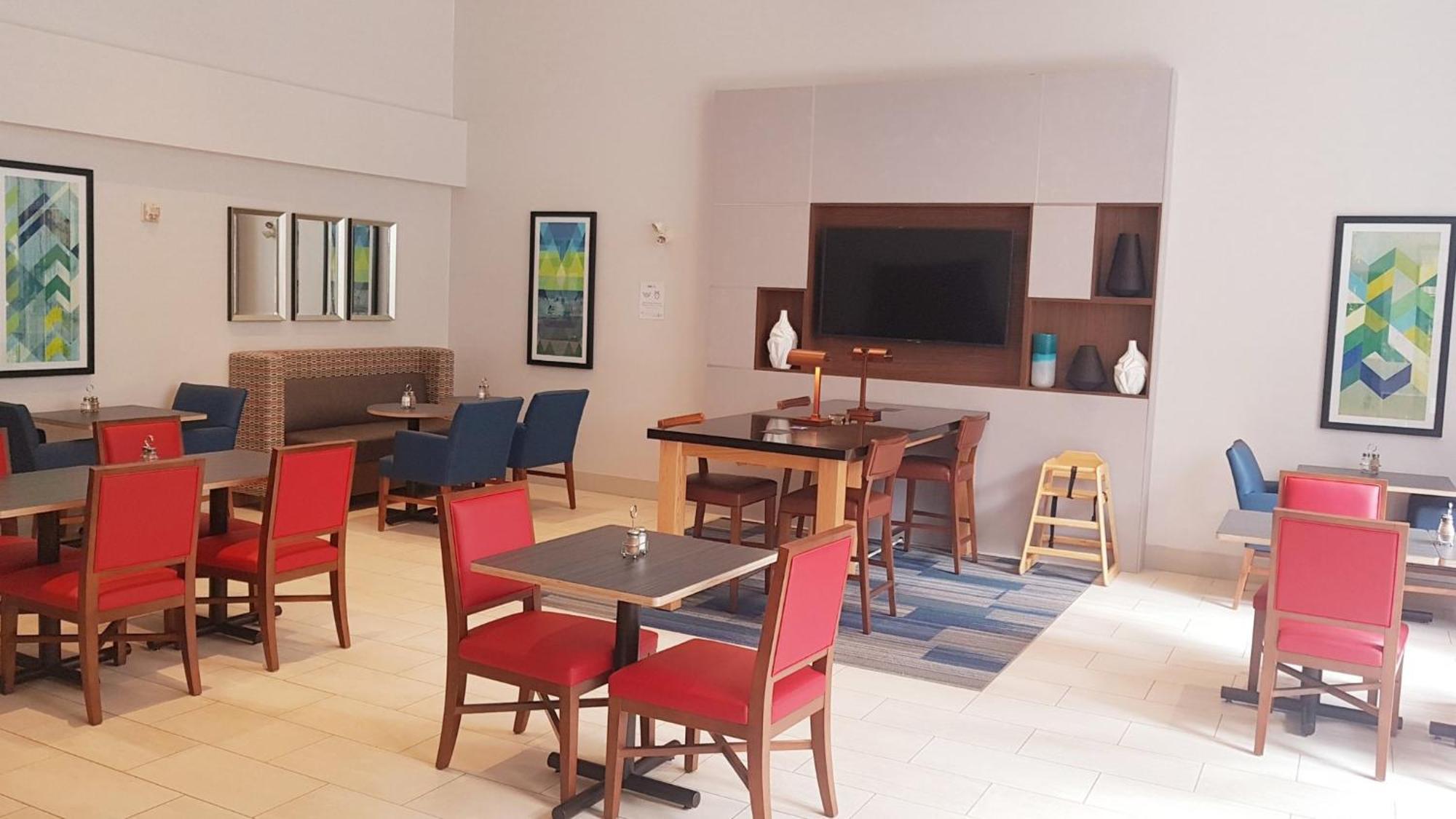 Holiday Inn Express And Suites Surrey By Ihg Exteriér fotografie