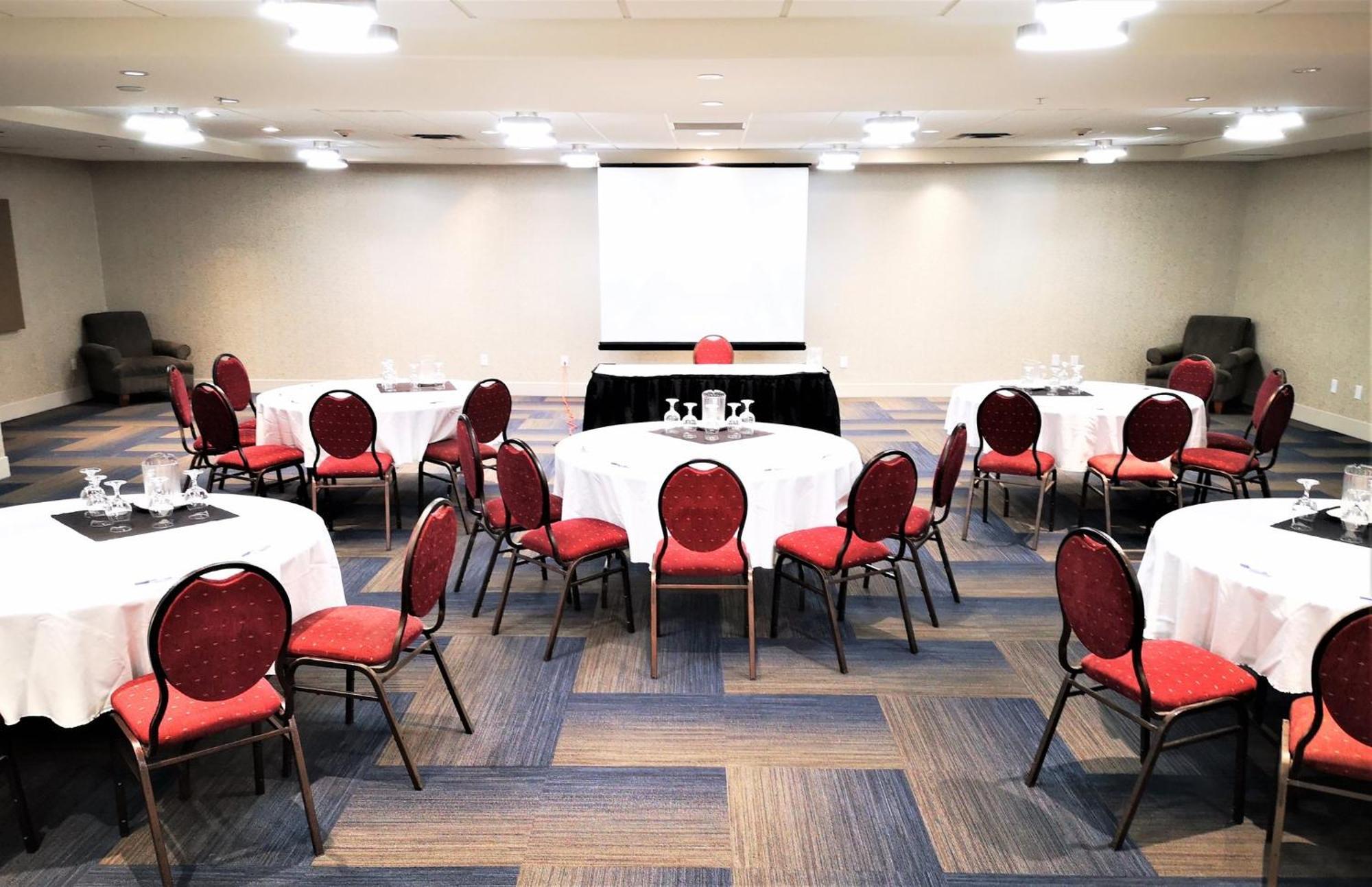 Holiday Inn Express And Suites Surrey By Ihg Exteriér fotografie