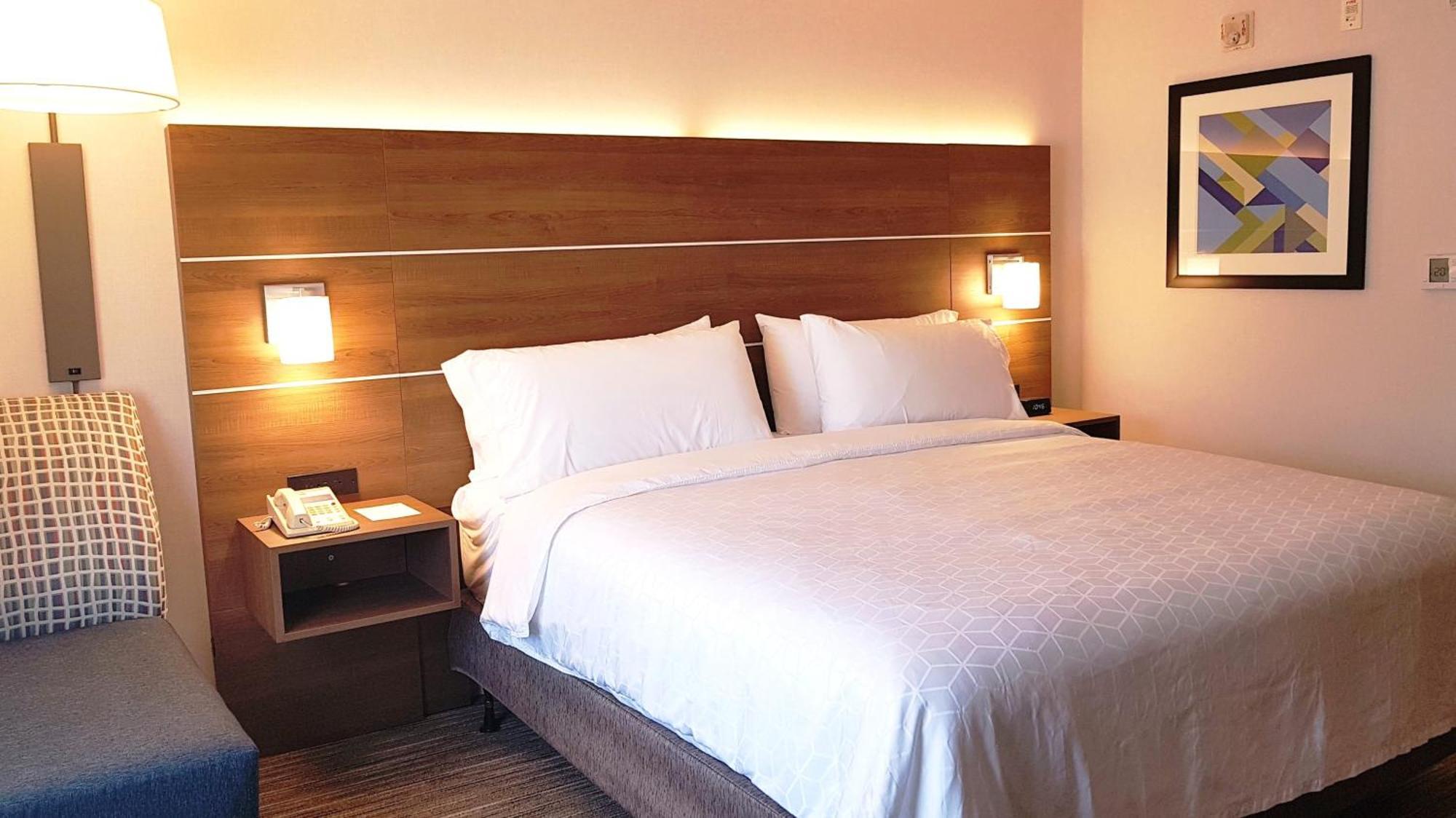 Holiday Inn Express And Suites Surrey By Ihg Exteriér fotografie