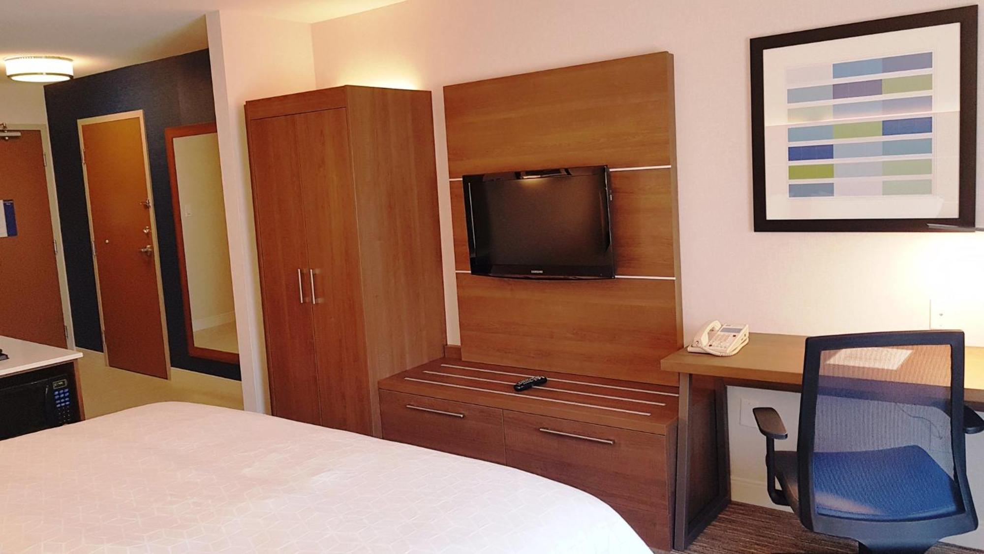 Holiday Inn Express And Suites Surrey By Ihg Exteriér fotografie