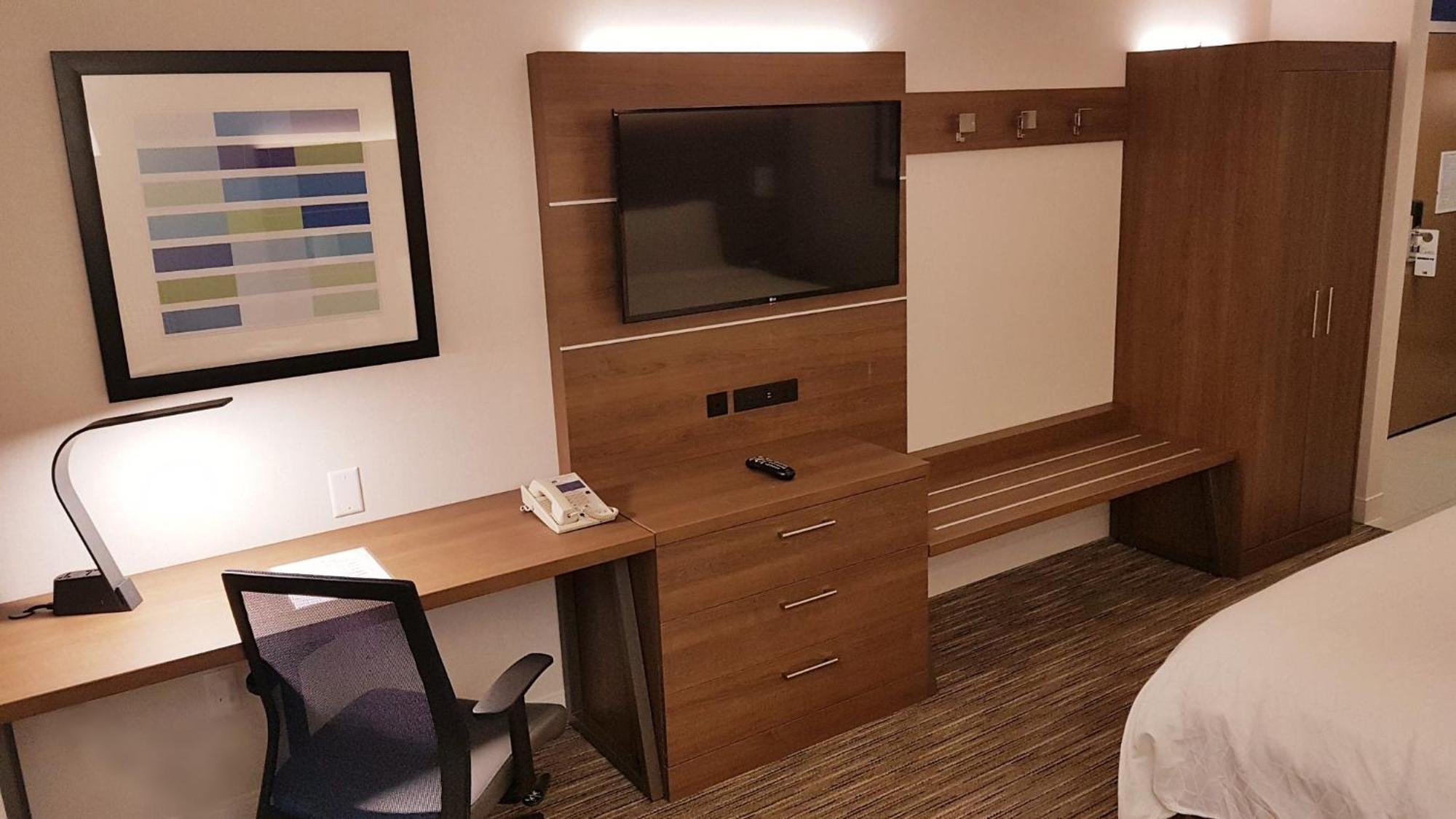 Holiday Inn Express And Suites Surrey By Ihg Exteriér fotografie