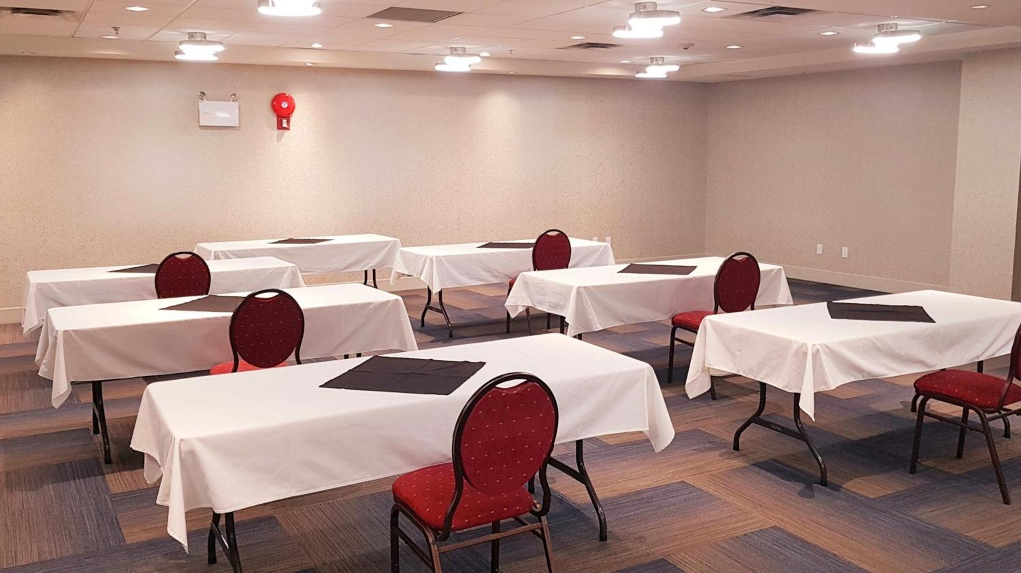 Holiday Inn Express And Suites Surrey By Ihg Exteriér fotografie