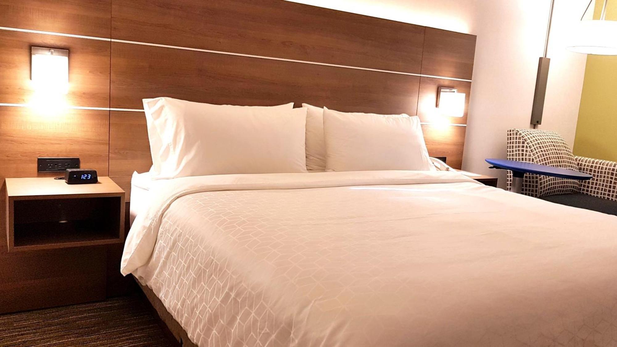 Holiday Inn Express And Suites Surrey By Ihg Exteriér fotografie