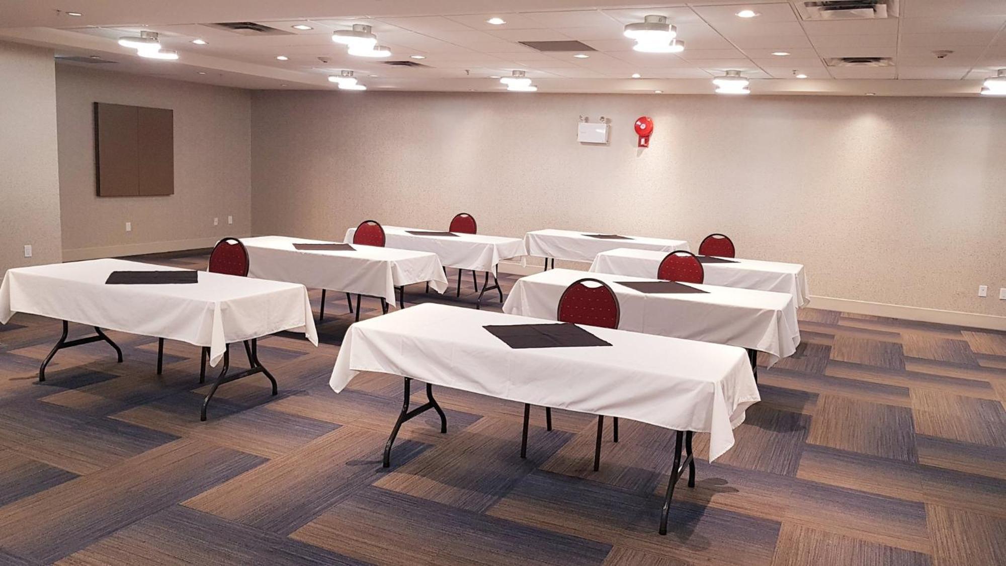 Holiday Inn Express And Suites Surrey By Ihg Exteriér fotografie