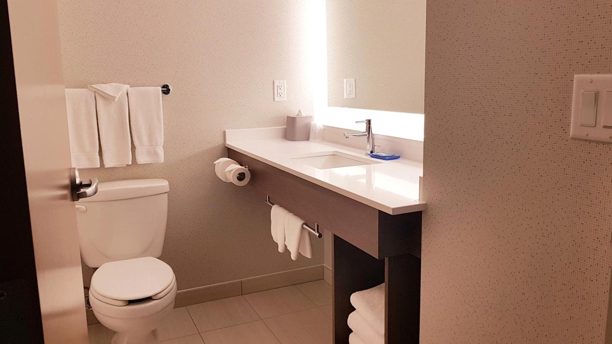 Holiday Inn Express And Suites Surrey By Ihg Exteriér fotografie