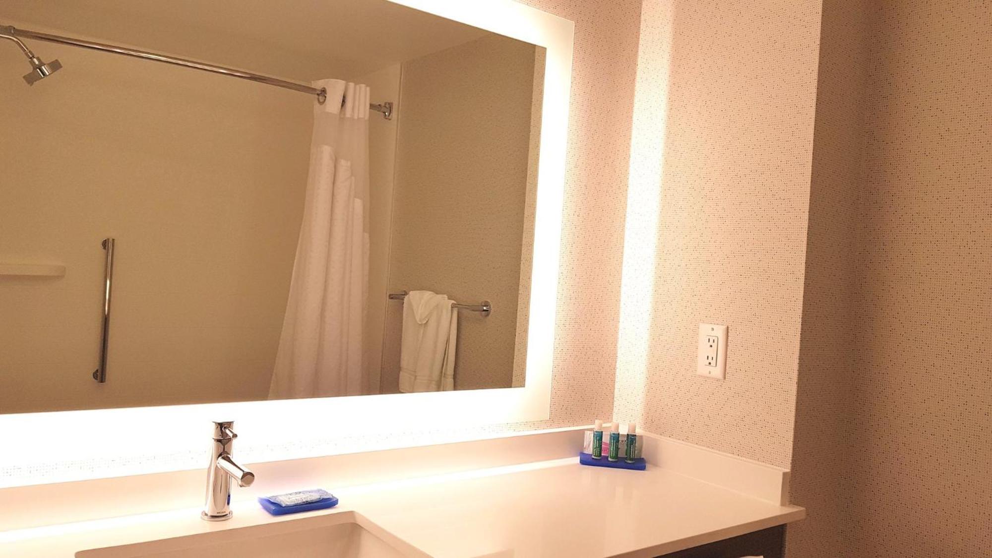 Holiday Inn Express And Suites Surrey By Ihg Exteriér fotografie