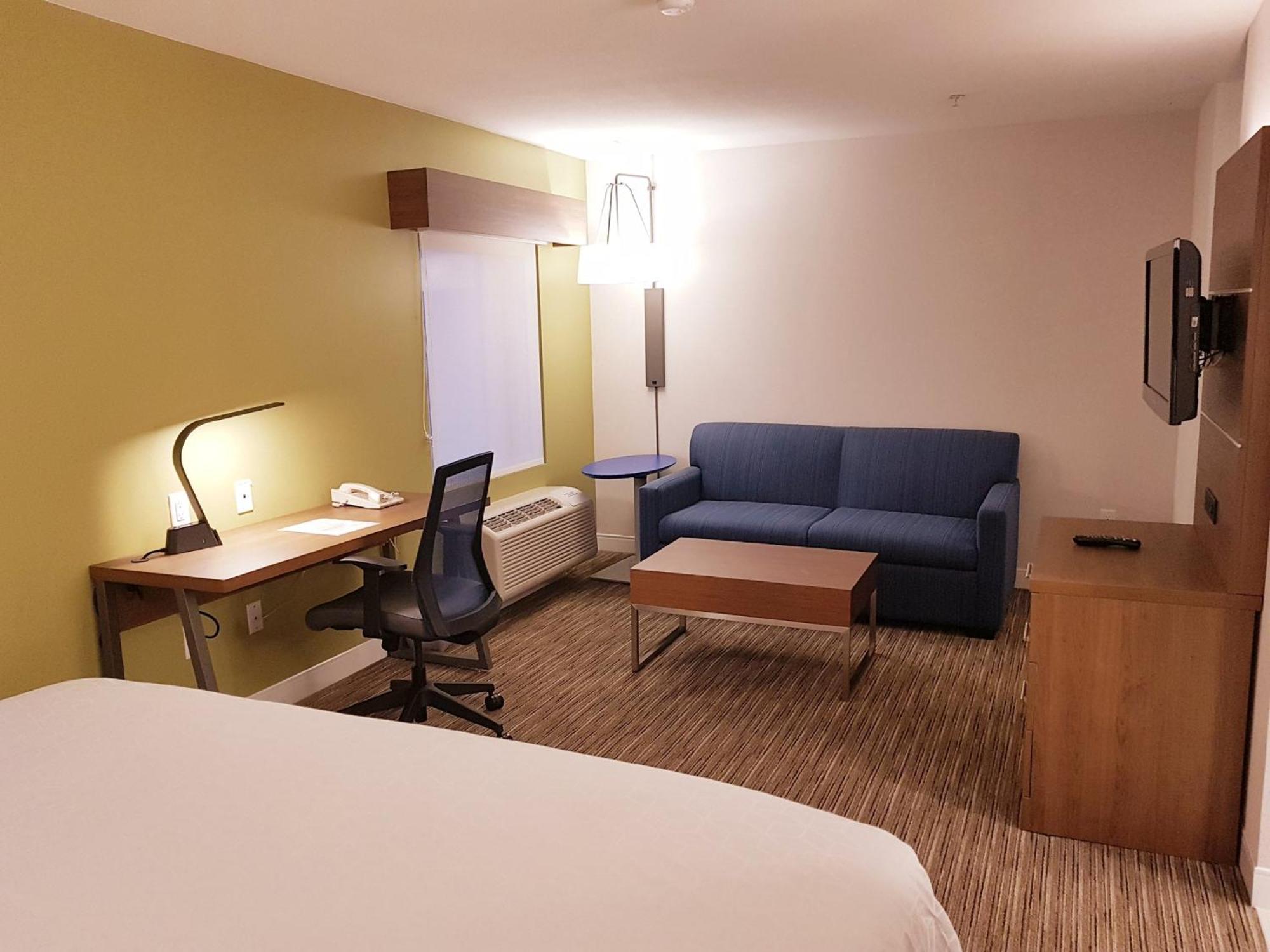Holiday Inn Express And Suites Surrey By Ihg Exteriér fotografie