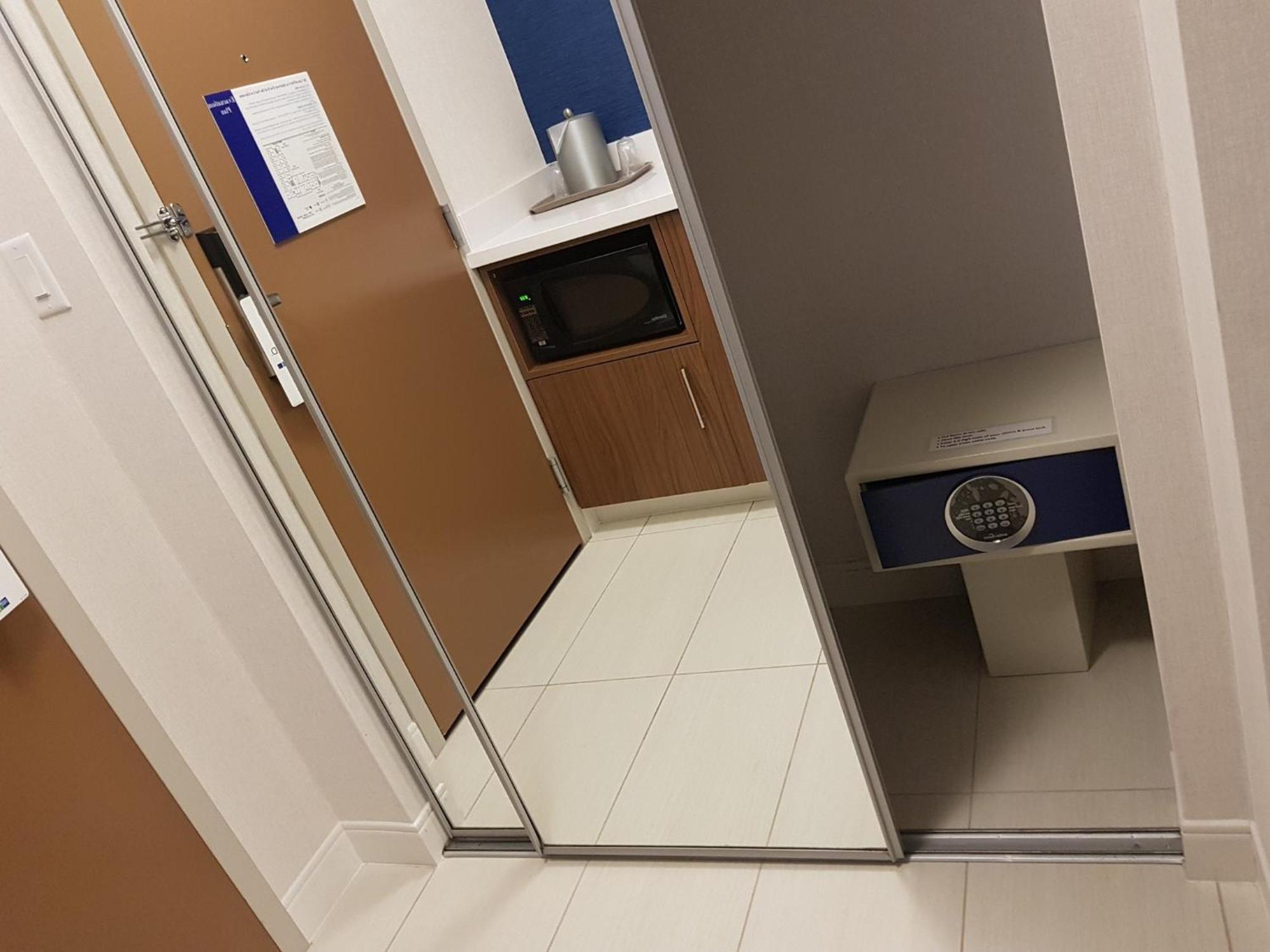 Holiday Inn Express And Suites Surrey By Ihg Exteriér fotografie