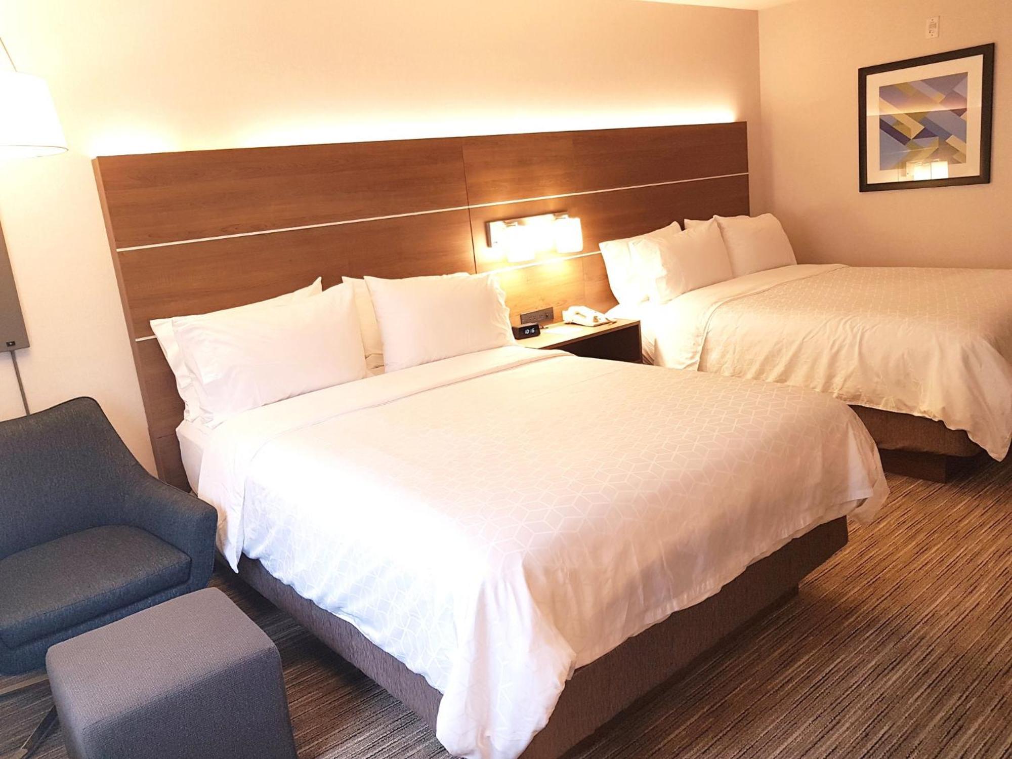 Holiday Inn Express And Suites Surrey By Ihg Exteriér fotografie
