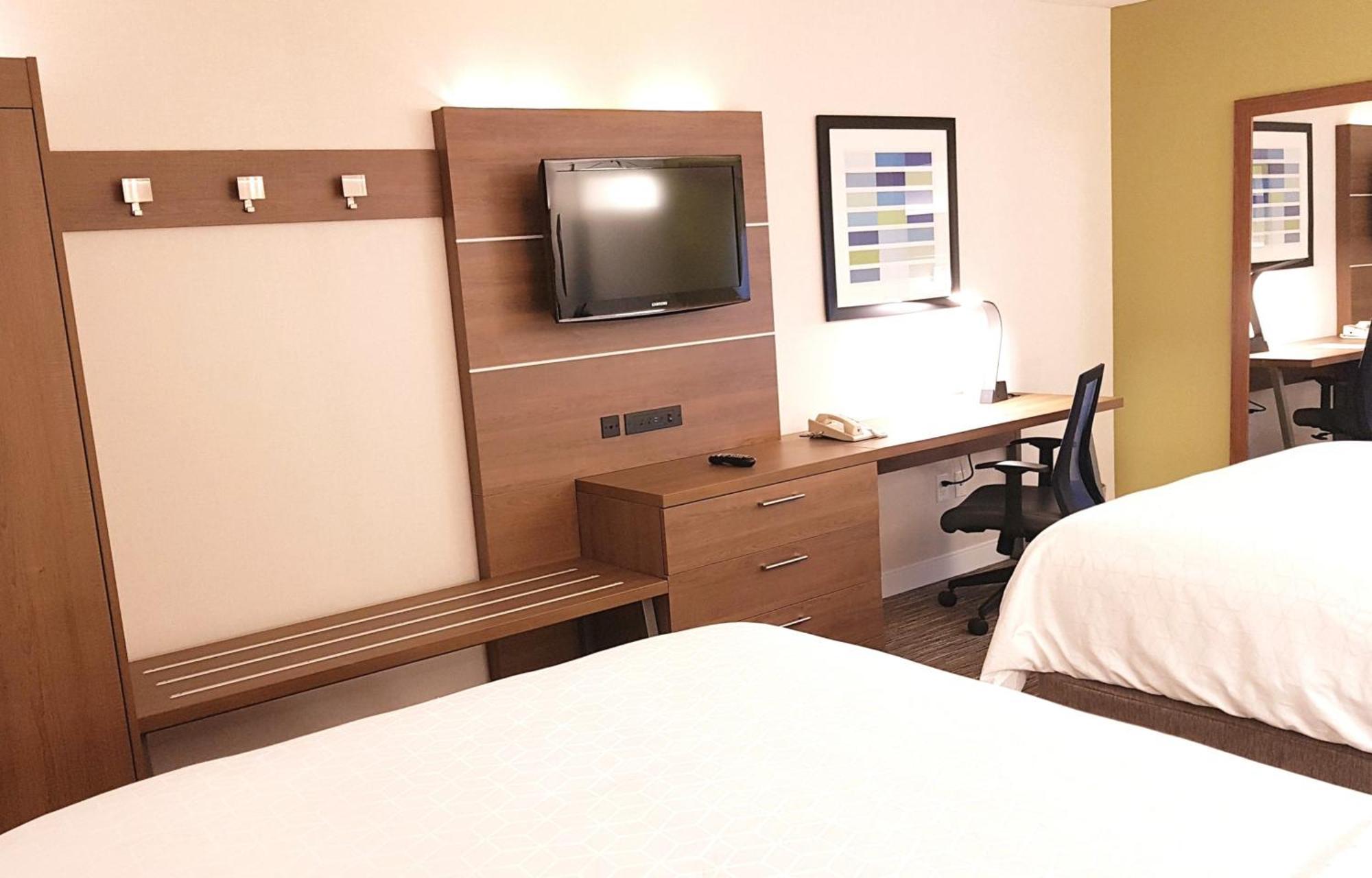 Holiday Inn Express And Suites Surrey By Ihg Exteriér fotografie