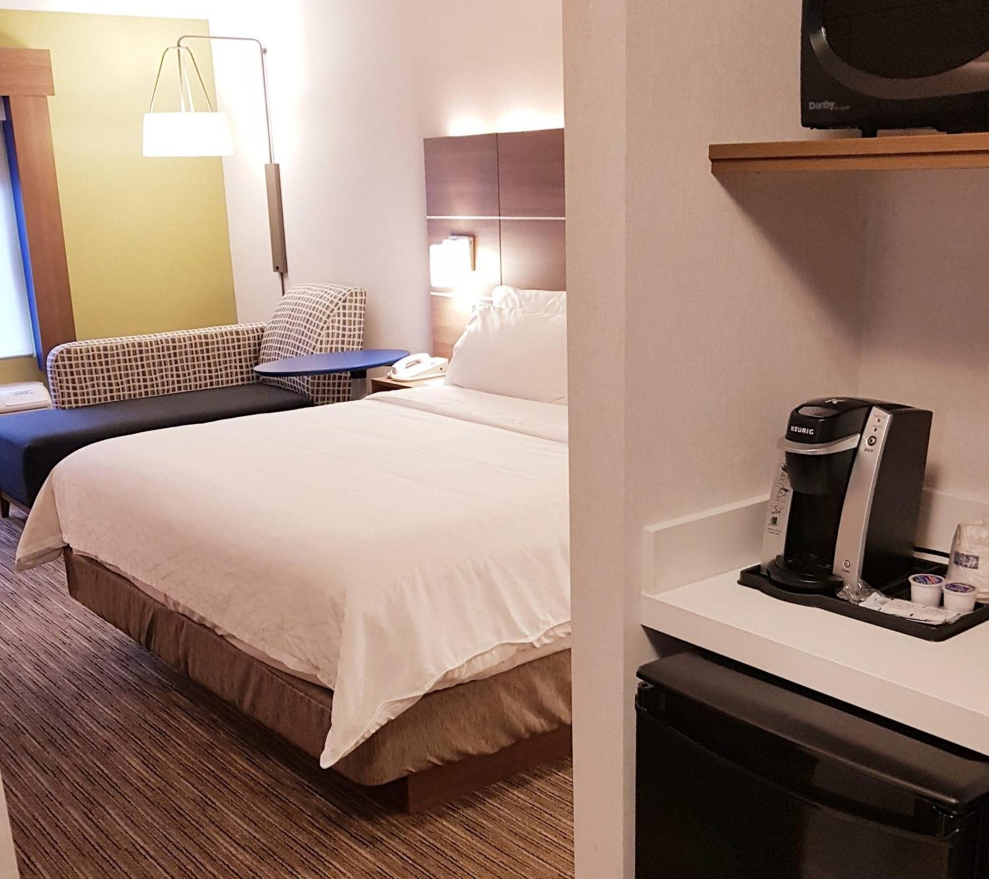 Holiday Inn Express And Suites Surrey By Ihg Exteriér fotografie