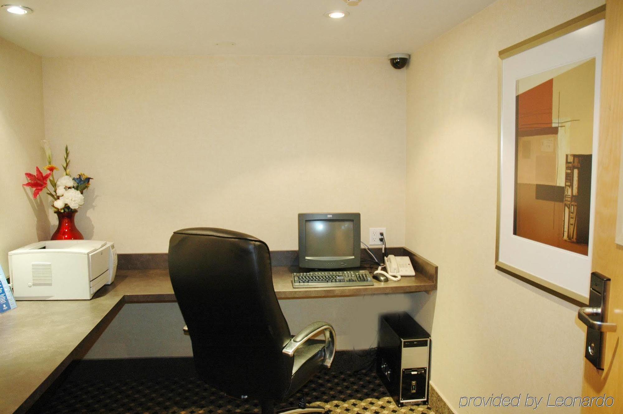 Holiday Inn Express And Suites Surrey By Ihg Exteriér fotografie
