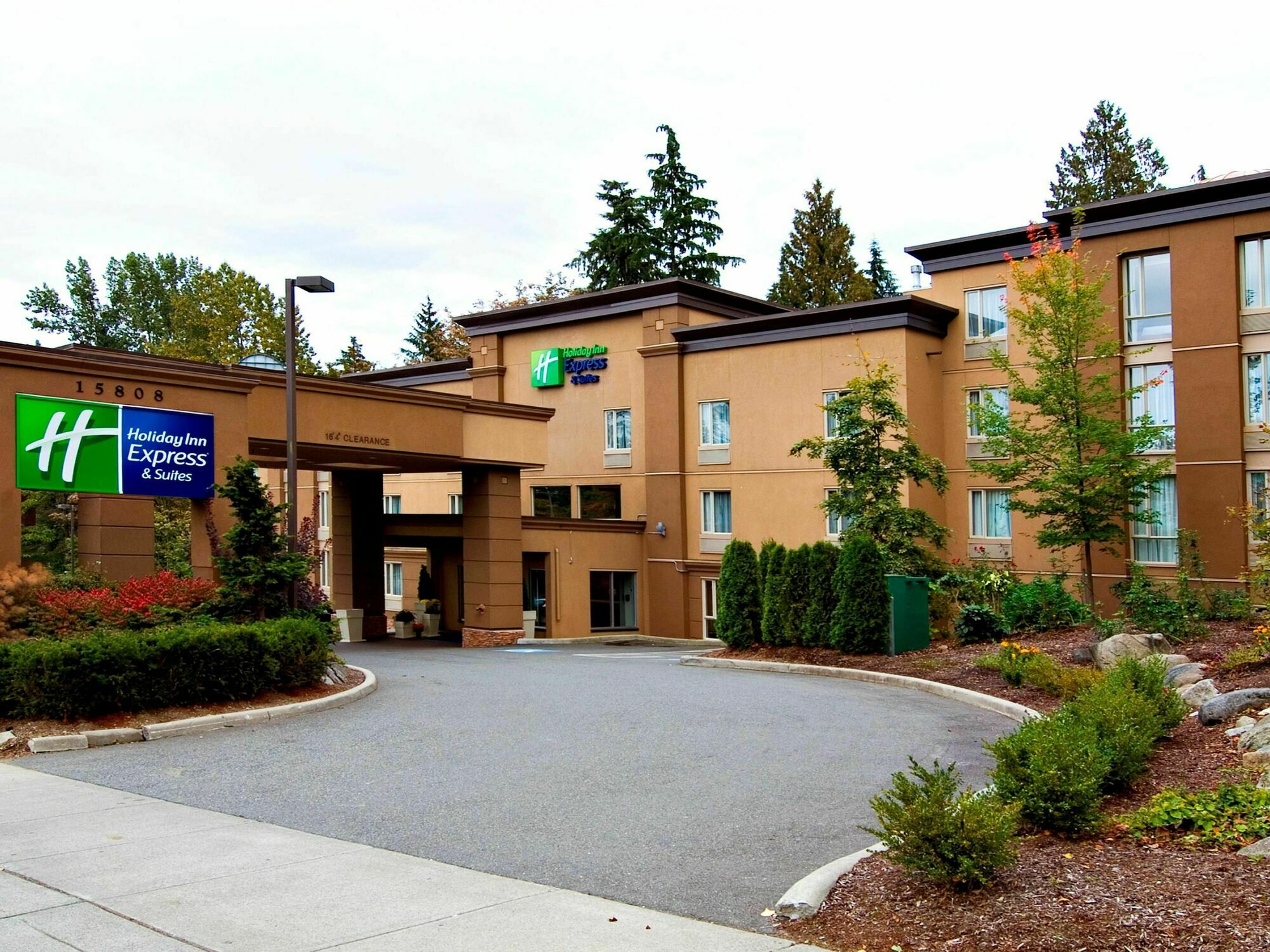 Holiday Inn Express And Suites Surrey By Ihg Exteriér fotografie