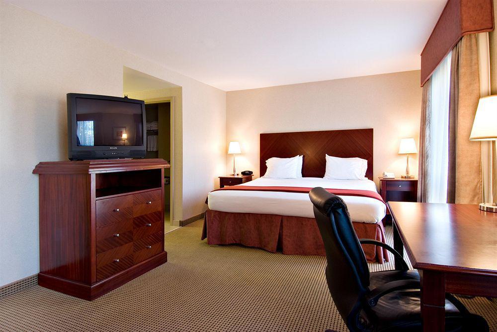Holiday Inn Express And Suites Surrey By Ihg Pokoj fotografie
