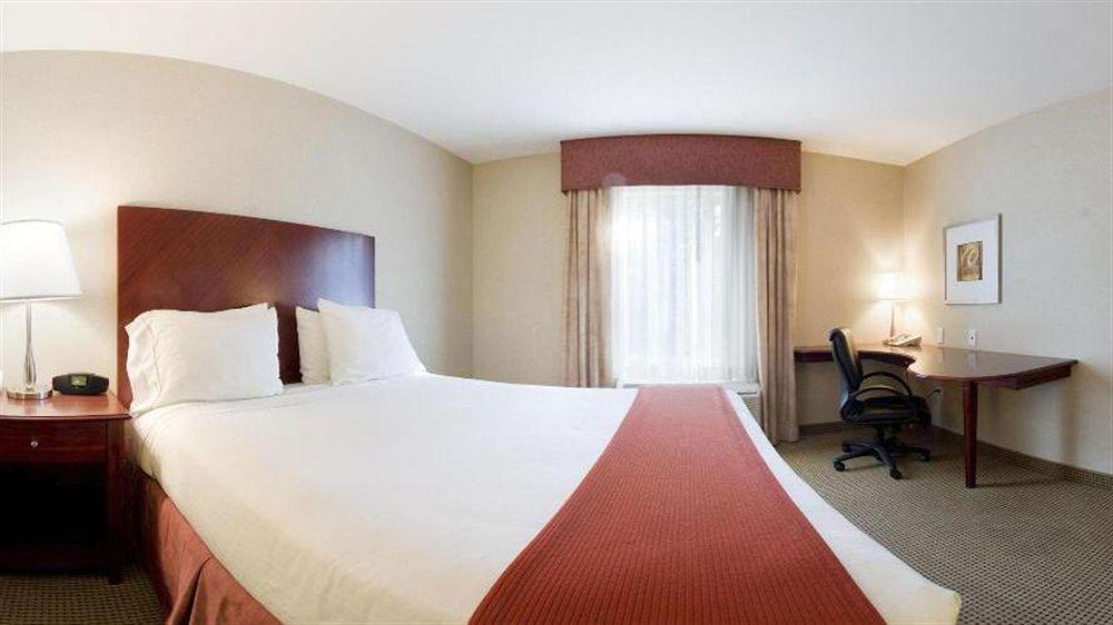 Holiday Inn Express And Suites Surrey By Ihg Exteriér fotografie